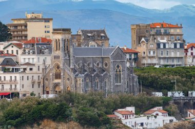 Güneşli bir günde Biarritz şehrinin turistik evleri ve sokakları, Bask Ülkesi, Atlantik Okyanusu Körfezi, Fransa