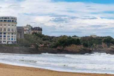 Grand Plage 'dan kayalar, evler, Biarritz şehrinin kumlu plajları, Bask Ülkesi, Atlantik Okyanusu Körfezi, Fransa, Biarritz' deki fırtına üzerine panoramik manzara