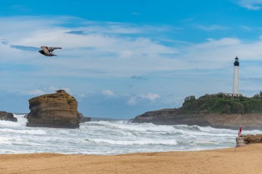 Grand Plage 'dan kayalar, evler, Biarritz şehrinin kumlu plajları, Bask Ülkesi, Atlantik Okyanusu Körfezi, Fransa, Biarritz' deki fırtına üzerine panoramik manzara