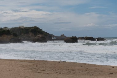 Grand Plage 'dan kayalar, evler, Biarritz şehrinin kumlu plajları, Bask Ülkesi, Atlantik Okyanusu Körfezi, Fransa, Biarritz' deki fırtına üzerine panoramik manzara