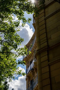 Şık şehir merkezi, San Sebastian ya da Donostia şehrinin pencere ve balkonu, İspanya 'nın kuzeyindeki Bask Ülkesi' nde turistik bir yer.