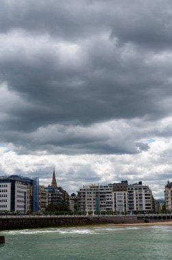 Şık şehir merkezi, San Sebastian veya Donostia 'daki La Concha kumlu plajı, İspanya' nın kuzeyinde, Bask ülkesinde turistik bir yer.
