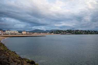 Ciboure ve Saint-Jean-de-Luz körfezi ve gün batımında Bask sahilindeki kumlu plaj, ünlü tatil beldeleri, güzel mimari, doğa ve mutfağı, Güney Fransa, Bask Bölgesi