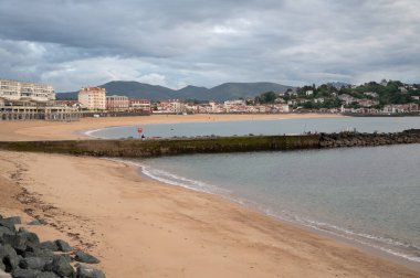 Bask kıyısındaki Saint Jean de Luz kasabasının kumsal ve evleri, ünlü tatil köyü, güzel mimari, doğa ve mutfağıyla tanınır, Güney Fransa, Bask Ülkesi