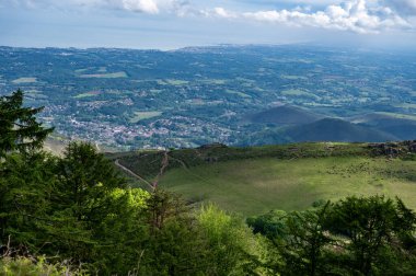 Eski ahşap trenle Larrun 'a ya da La Rhune' ye giden Larhune Dağı, Fransa ve İspanya sınırındaki Pireneler 'in batı ucunda geleneksel Bask İşçi Partisi ve Navarra eyaletlerinde yer alır..