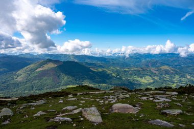 Eski ahşap trenle Larrun 'a ya da La Rhune' ye giden Larhune Dağı, Fransa ve İspanya sınırındaki Pireneler 'in batı ucunda geleneksel Bask İşçi Partisi ve Navarra eyaletlerinde yer alır..