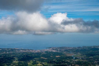 Eski ahşap trenle Larrun 'a ya da La Rhune' ye giden Larhune Dağı, Fransa ve İspanya sınırındaki Pireneler 'in batı ucunda geleneksel Bask İşçi Partisi ve Navarra eyaletlerinde yer alır..