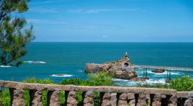 Güneşli turistik Biarritz şehrinin sahil gezisi, Bask Ülkesi, Atlantik Okyanusu Körfezi, Fransa