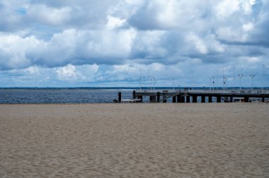 Güneşli Arcachon 'da kumsalda yürümek, Atlantik kıyısındaki tatil beldesi güzel parklar, villalar, sokaklar ve kumlu plajlar ve çam ağaçları, Fransa
