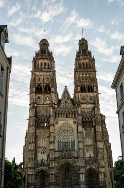 Tours Caddesi Manzarası, Central Loire Vadisi 'ndeki şehir, Tur Katedrali, Saint Gatien' e adanmış, Fransa 'nın Loire Vadisi' ndeki kaleleri ziyaret eden