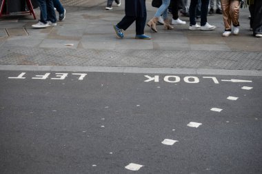 Londra 'da ulaşım, yollar, yol işaretleri, sokak işaretleri, farklı uyarılar, Büyük Britanya' da yön gösterme, İngiltere 'de şehir hayatı