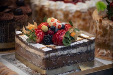 Beyaz kremalı klasik bisküvi turtası, taze çilek ve badem.