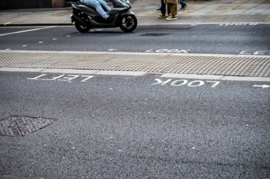 Londra 'da ulaşım, yollar, yol işaretleri, sokak işaretleri, farklı uyarılar, Büyük Britanya' da yön gösterme, İngiltere 'de şehir hayatı