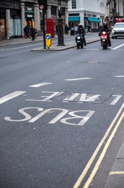 Londra 'da ulaşım, yollar, yol işaretleri, sokak işaretleri, farklı uyarılar, Büyük Britanya' da yön gösterme, İngiltere 'de şehir hayatı