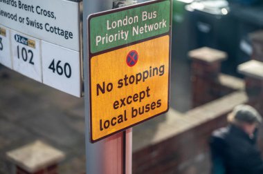 Londra 'da ulaşım, yollar, yol işaretleri, sokak işaretleri, farklı uyarılar, Büyük Britanya' da yön gösterme, İngiltere 'de şehir hayatı