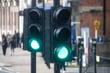 Londra 'da ulaşım, yollar, yol işaretleri, sokak işaretleri, farklı uyarılar, Büyük Britanya' da yön gösterme, İngiltere 'de şehir hayatı