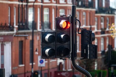 Londra 'da ulaşım, yollar, yol işaretleri, sokak işaretleri, farklı uyarılar, Büyük Britanya' da yön gösterme, İngiltere 'de şehir hayatı