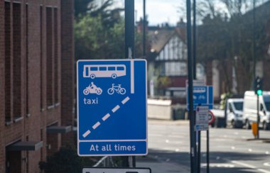 Londra 'da ulaşım, yollar, yol işaretleri, sokak işaretleri, farklı uyarılar, Büyük Britanya' da yön gösterme, İngiltere 'de şehir hayatı