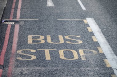 Londra 'da ulaşım, yollar, yol işaretleri, sokak işaretleri, farklı uyarılar, Büyük Britanya' da yön gösterme, İngiltere 'de şehir hayatı