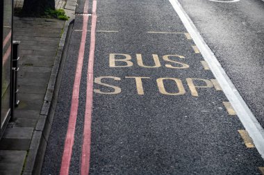 Londra 'da ulaşım, yollar, yol işaretleri, sokak işaretleri, farklı uyarılar, Büyük Britanya' da yön gösterme, İngiltere 'de şehir hayatı