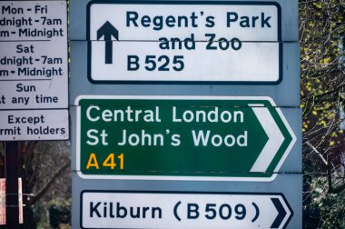 Londra 'da ulaşım, yollar, yol işaretleri, sokak işaretleri, farklı uyarılar, Büyük Britanya' da yön gösterme, İngiltere 'de şehir hayatı
