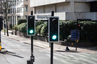 Londra 'da ulaşım, yollar, yol işaretleri, sokak işaretleri, farklı uyarılar, Büyük Britanya' da yön gösterme, İngiltere 'de şehir hayatı