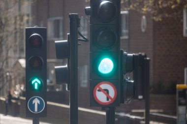 Londra 'da ulaşım, yollar, yol işaretleri, sokak işaretleri, farklı uyarılar, Büyük Britanya' da yön gösterme, İngiltere 'de şehir hayatı