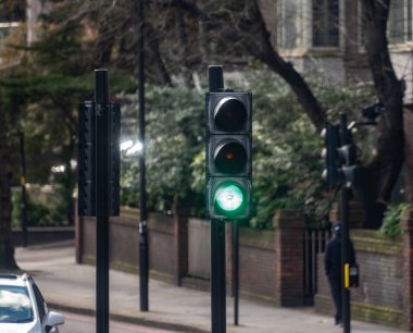 Londra 'da ulaşım, yollar, yol işaretleri, sokak işaretleri, farklı uyarılar, Büyük Britanya' da yön gösterme, İngiltere 'de şehir hayatı