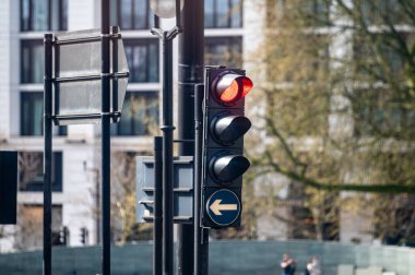 Londra 'da ulaşım, yollar, yol işaretleri, sokak işaretleri, farklı uyarılar, Büyük Britanya' da yön gösterme, İngiltere 'de şehir hayatı