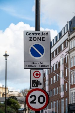 Londra 'da ulaşım, yollar, yol işaretleri, sokak işaretleri, farklı uyarılar, Büyük Britanya' da yön gösterme, İngiltere 'de şehir hayatı