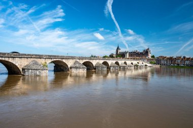 Loire nehri kıyısındaki Gien kasabasının eski bir kısmının manzarası, Loiret departmanı, Fransa, kiremit çatılı evler ve bacalar, kale ve köprü.