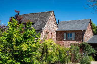 Collonges-la-Rouge köyü. Fransa 'nın en güzel köylerinden biri. Kırmızı taşlardan yapılmış evleri var.