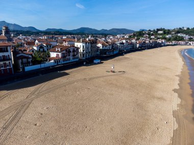 Ciboure ve Saint Jean de Luz kasabaları körfezi, liman, Bask kıyısında kumlu plaj, güzel mimari, doğa ve mutfak, Güney Fransa, Bask Ülkesi