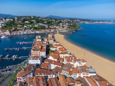 Ciboure ve Saint Jean de Luz kasabaları körfezi, liman, Bask kıyısında kumlu plaj, güzel mimari, doğa ve mutfak, Güney Fransa, Bask Ülkesi