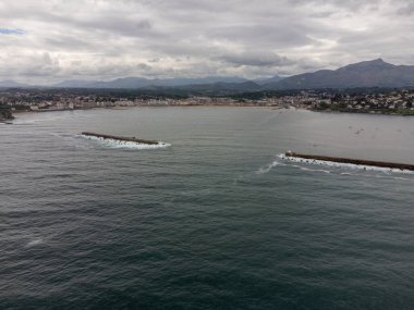 Ciboure ve Saint Jean de Luz kasabaları körfezi, liman, Bask kıyısında kumlu plaj, güzel mimari, doğa ve mutfak, Güney Fransa, Bask Ülkesi