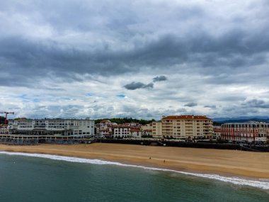 Ciboure ve Saint Jean de Luz kasabaları körfezi, liman, Bask kıyısında kumlu plaj, güzel mimari, doğa ve mutfak, Güney Fransa, Bask Ülkesi