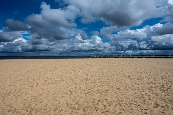 Güneşli Arcachon 'da kumsalda yürümek, Atlantik kıyısındaki tatil beldesi güzel parklar, villalar, sokaklar ve kumlu plajlar ve çam ağaçları, Fransa