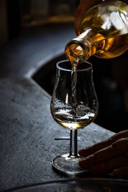 Eski koyu Fransız meşe fıçılarında yıllanmış konyak tadı içki imalathanesinde, konyak beyaz şarap bölgesinde Charente, Segonzac, Grand Champagne, Fransa