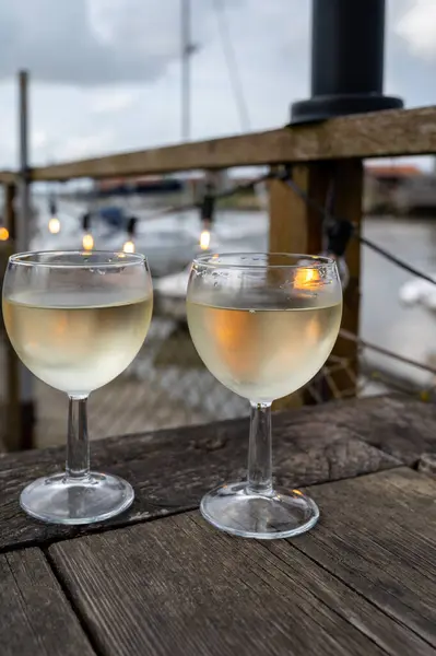 stock image Tasting of Bordeaux white wine, France. Glasses of white sweet French wine served in outdoor restaurant, oysters farm in Gujan-Mestras, Arcachon bay