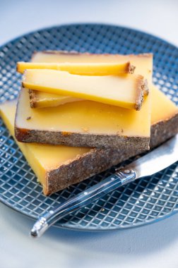 Fransız sarı peynir kontu, çeşitli pastörize edilmemiş inek sütü Prestij, meyveli meyve ve Vieille Reserve yakın plan