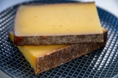 Fransız sarı peynir kontu, çeşitli pastörize edilmemiş inek sütü Prestij, meyveli meyve ve Vieille Reserve yakın plan