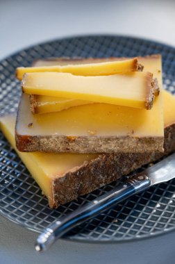 Fransız sarı peynir kontu, çeşitli pastörize edilmemiş inek sütü Prestij, meyveli meyve ve Vieille Reserve yakın plan