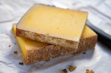 Fransız sarı peynir kontu, çeşitli pastörize edilmemiş inek sütü Prestij, meyveli meyve ve Vieille Reserve yakın plan