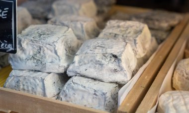 Peynir koleksiyonu, Fransız Carre Cendre Lait cru Chevre piramit peyniri. Fransa 'nın Perigord bölgesindeki Souillac' ta keçi sütünden yapılmış.