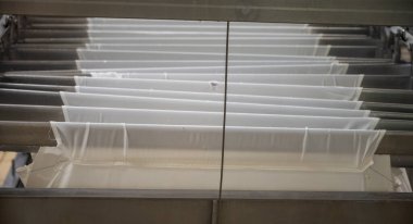 Keçi çiftliğinde peynir yapma süreci, Rocamadour yumuşak keçi AOC peyniri Perigord ve Quercy 'deki çiftlikte üretilen yumuşak kabuklu peynir ayrılış, Fransa, çiftlik ziyareti