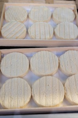 Perigord ve Quercy 'deki çiftlikte üretilen yumuşak kabuklu kauçuk yumuşak keçi peyniri, Fransa' da ayrılan Lot.