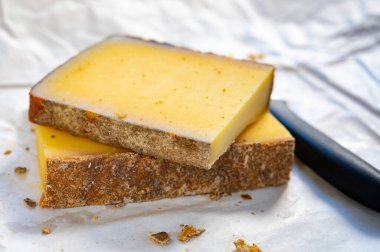 Fransız sarı peynir kontu, çeşitli pastörize edilmemiş inek sütü Prestij, meyveli meyve ve Vieille Reserve yakın plan