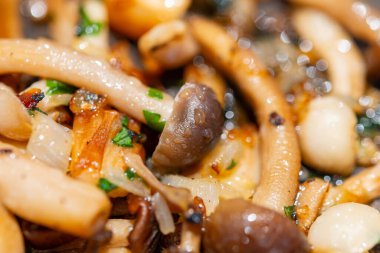 Doğu Asya 'ya özgü yenebilir soğan beyazı ve kahverengi shimeji mantarlarıyla kızartılan bu shimeji yaygın olarak yetiştirilir ve zengin umami tatma bileşikleri yakından incelenir.