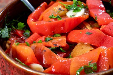 Izgara kırmızı biber, taze sarımsak ve maydanozlu kırmızı biber salatası, lezzetli sebzeler.