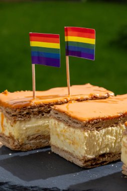 Hollanda 'da Kral' ın doğum gününü kutlamak, tompolar veya tompouce, Hollanda 'da ikonik pasta puf hamuru, portakal kreması, krema ve gökkuşağı lgbt gurur bayraklarından yapılır